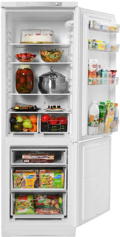 Двухкамерный холодильник с продуктами